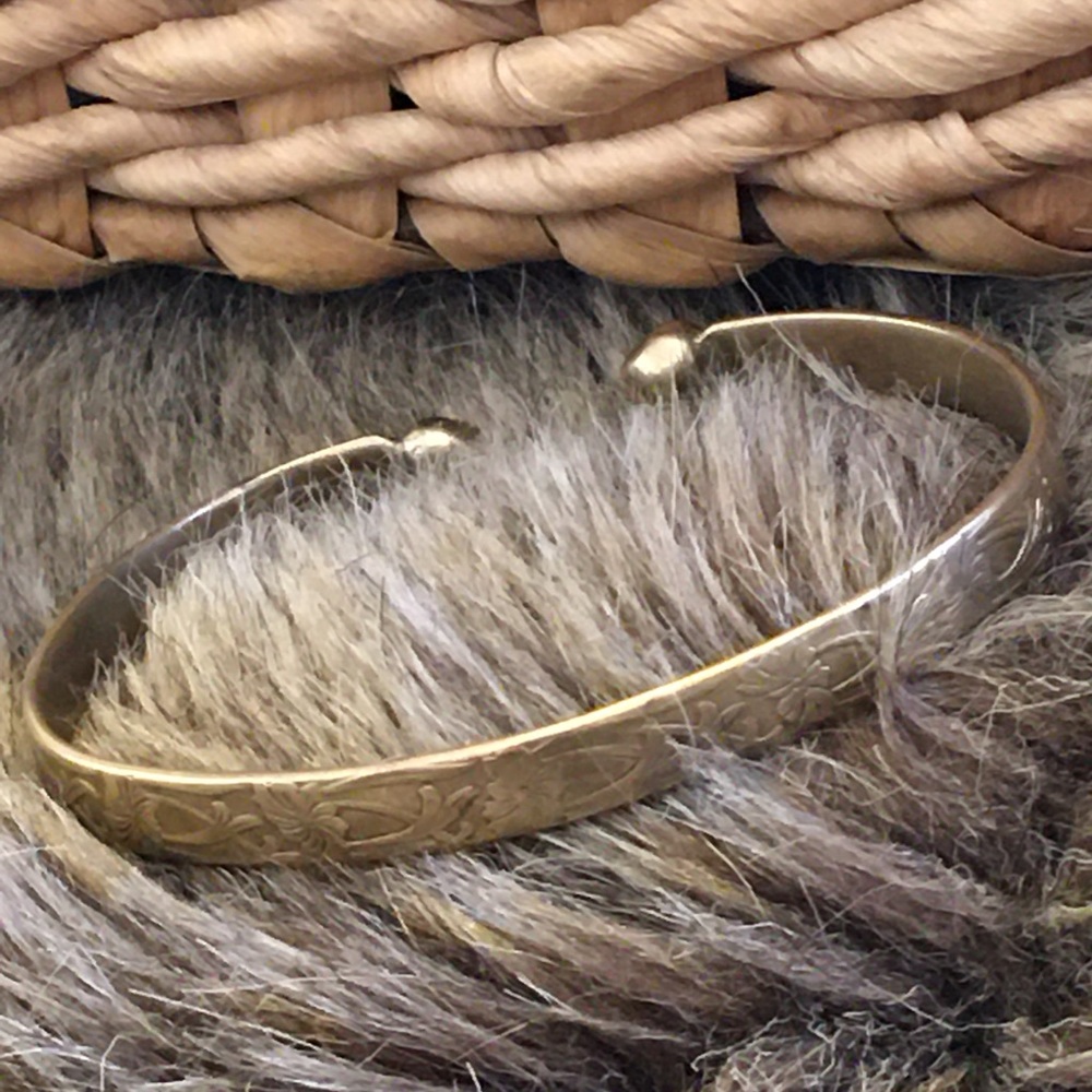 Victorian era 18CT gold ball end torque bangle